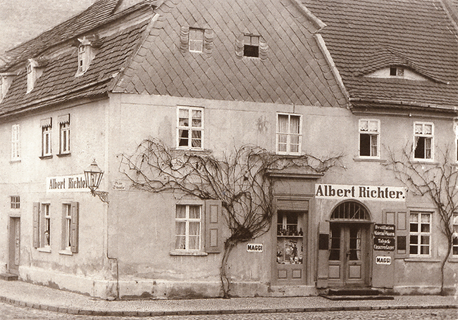 Das alte Geschäftshaus mit einem Laden in der Grünstraße, nach 1871 (Fotomappe Albert Richter, Galerie am Ratswall, 1995)